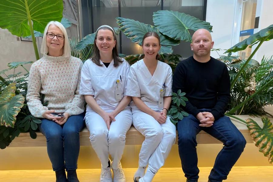 En gruppe mennesker som sitter på en benk