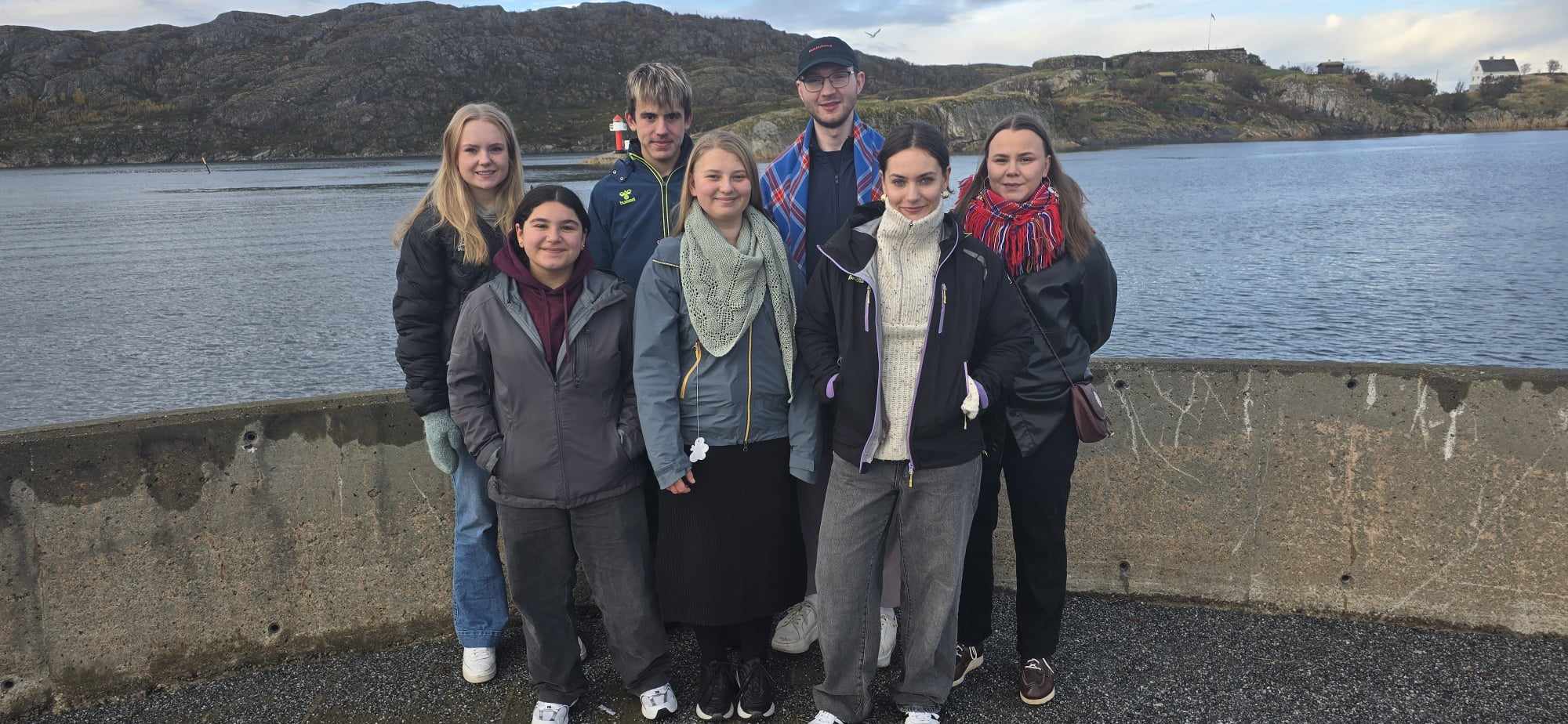 En gruppe mennesker som poserer for et bilde utendørs