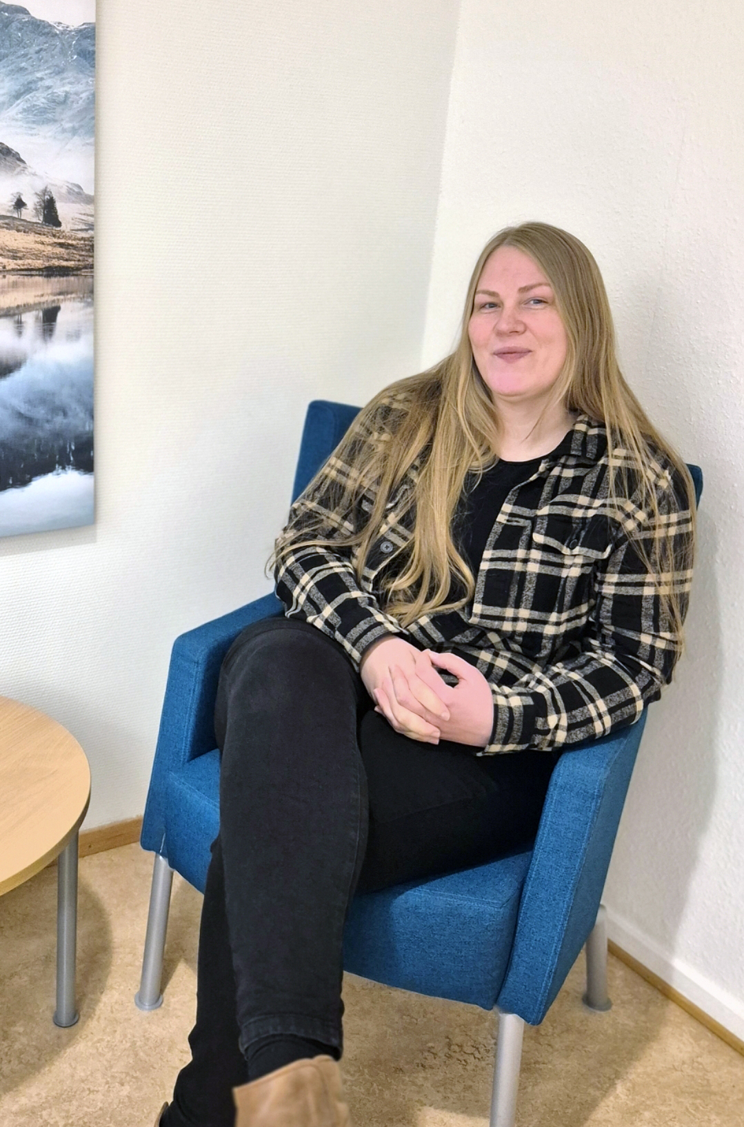 En person som sitter i en stol