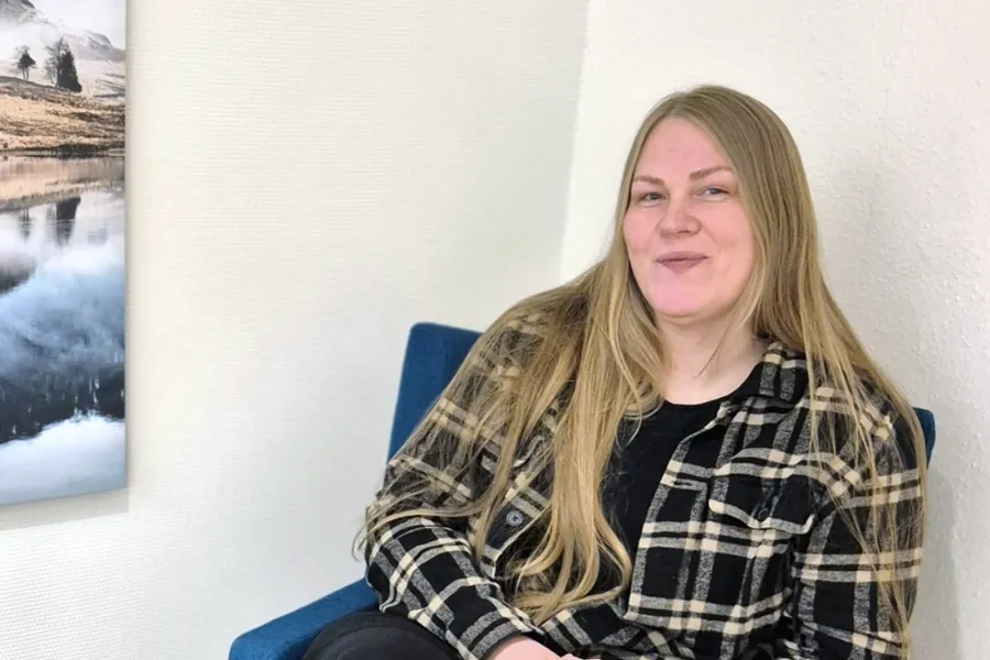 En person som sitter i en stol