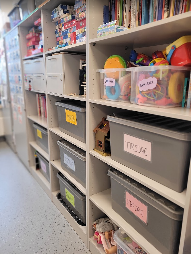 En hylle med mat og drikke