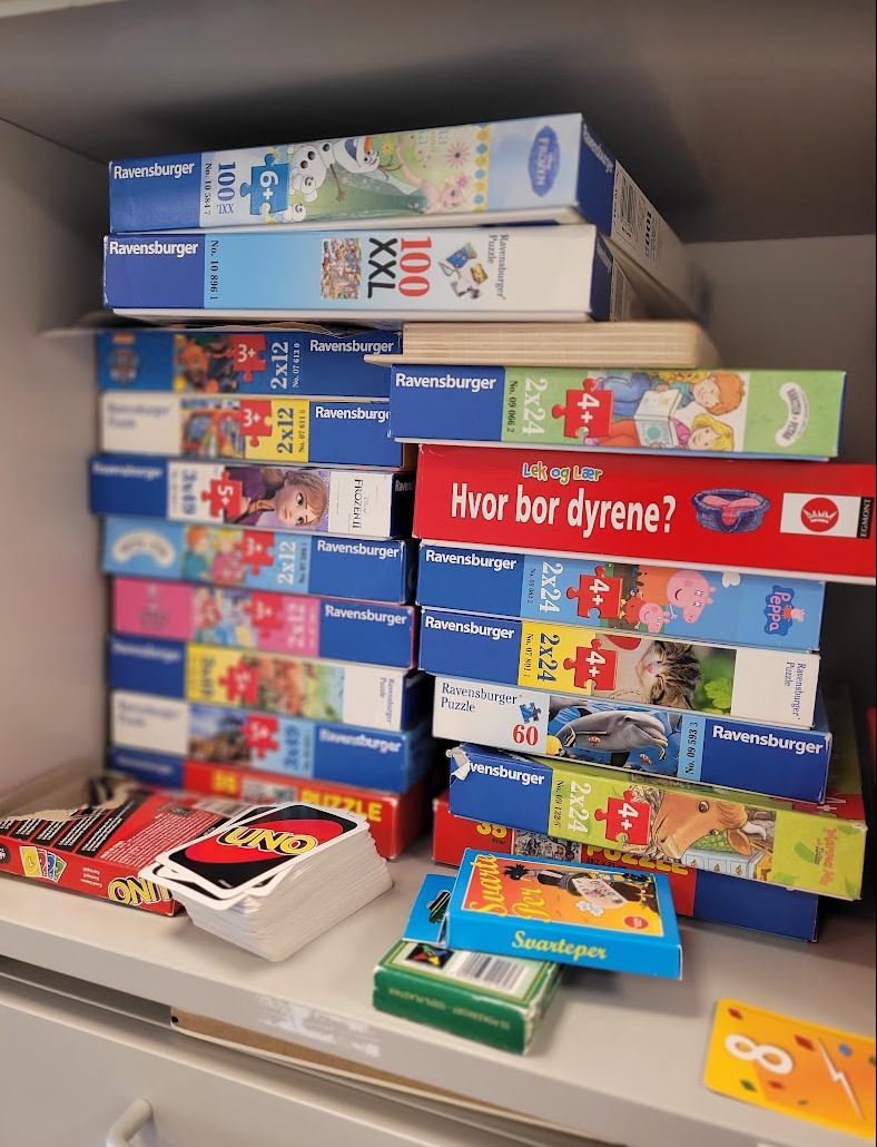 En hylle med bokser med bøker på