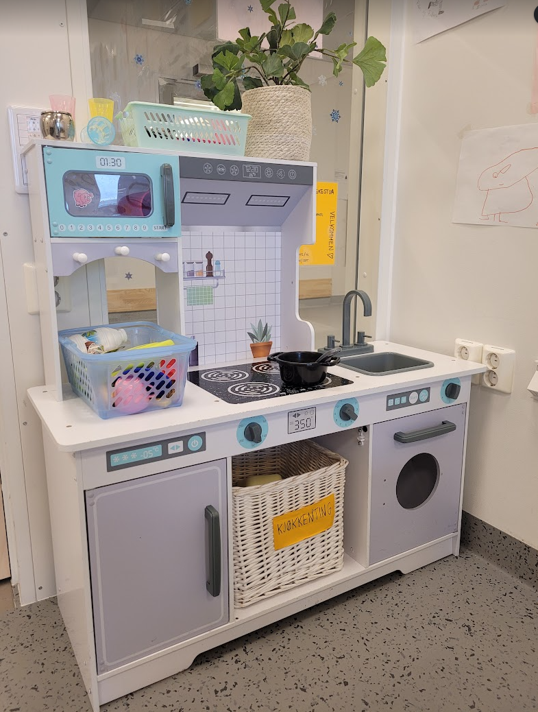 Et vaskerom med vaskemaskin og tørketrommel