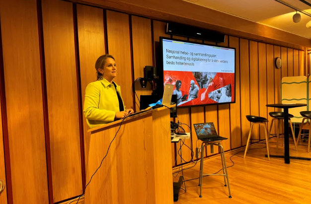 En person som står på et podium