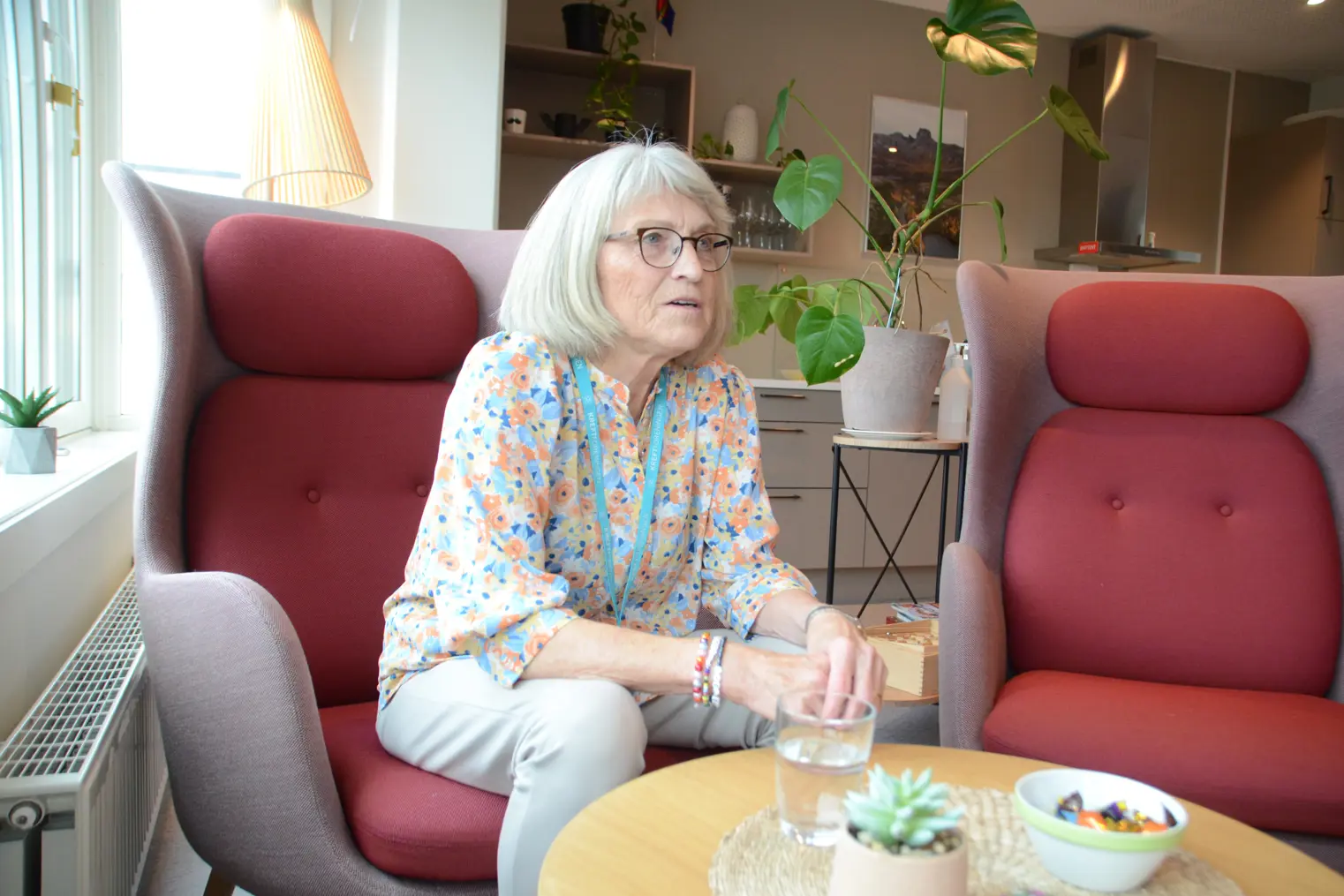 En gammel kvinne som sitter i en stol