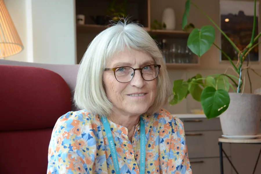 En kvinne med hvitt hår