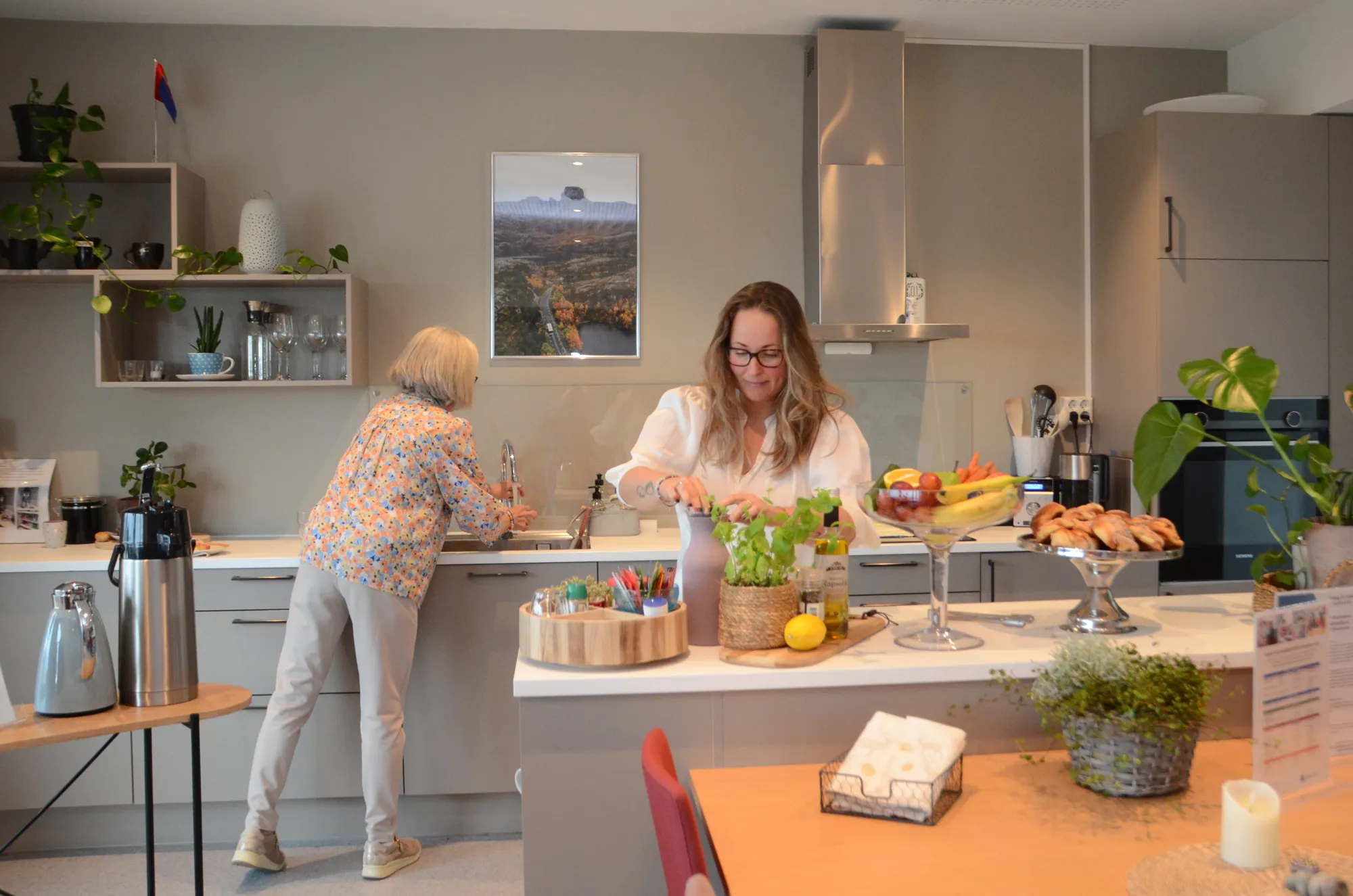 Et par kvinner på et kjøkken