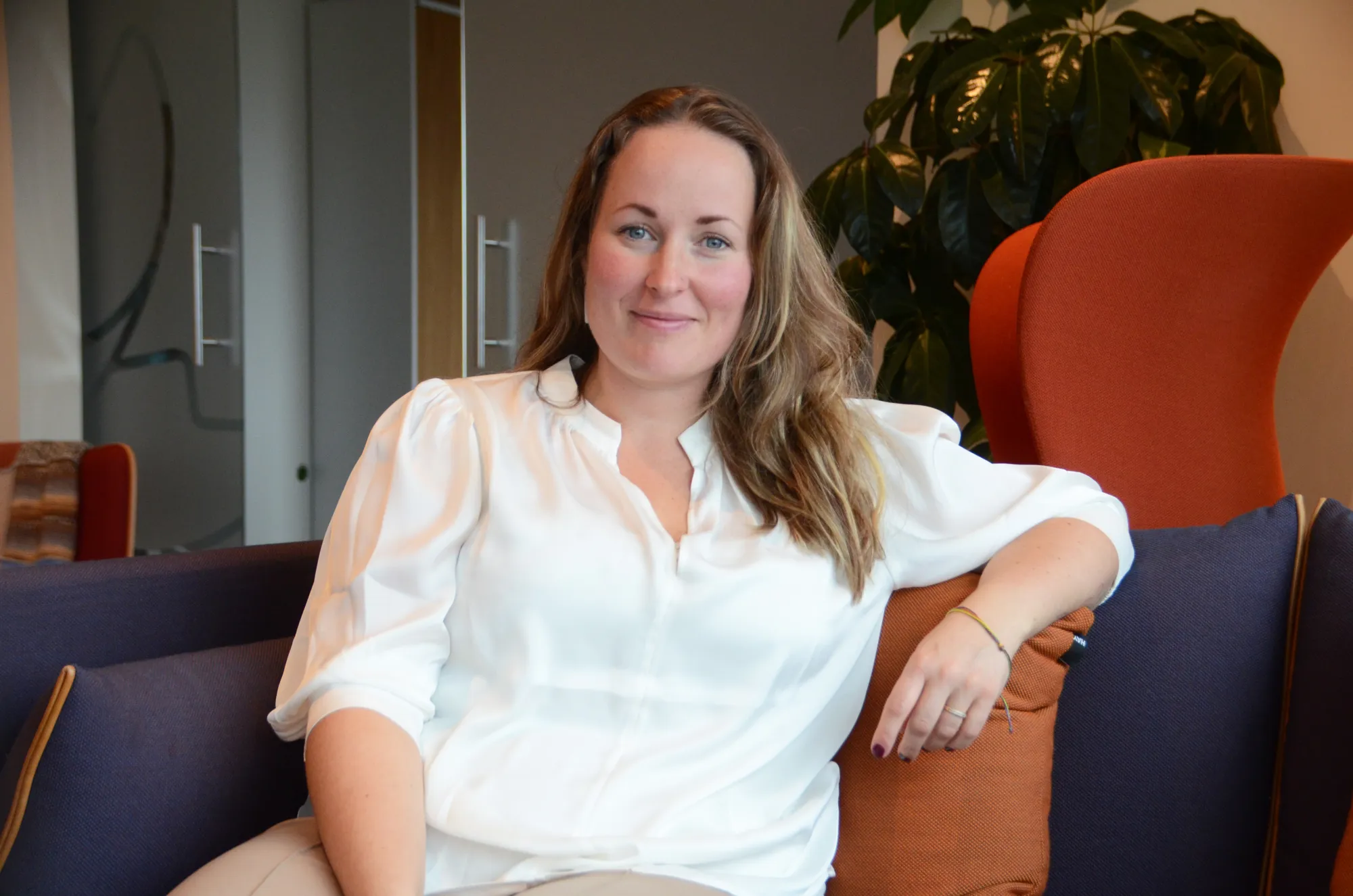 En person som sitter på en sofa