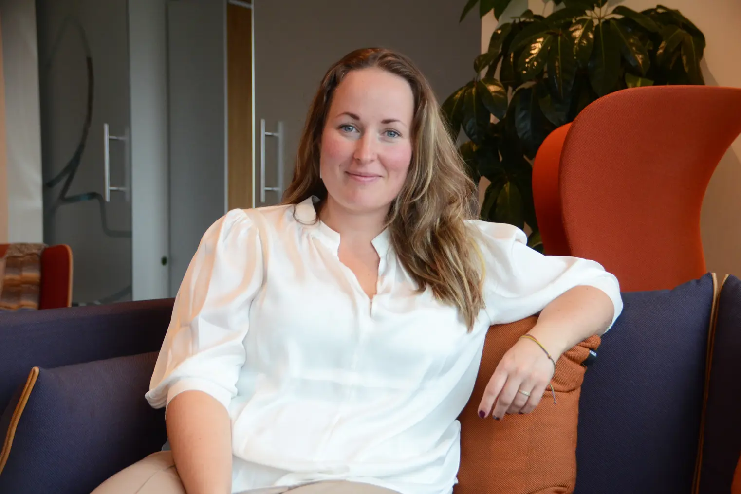 En person som sitter på en sofa