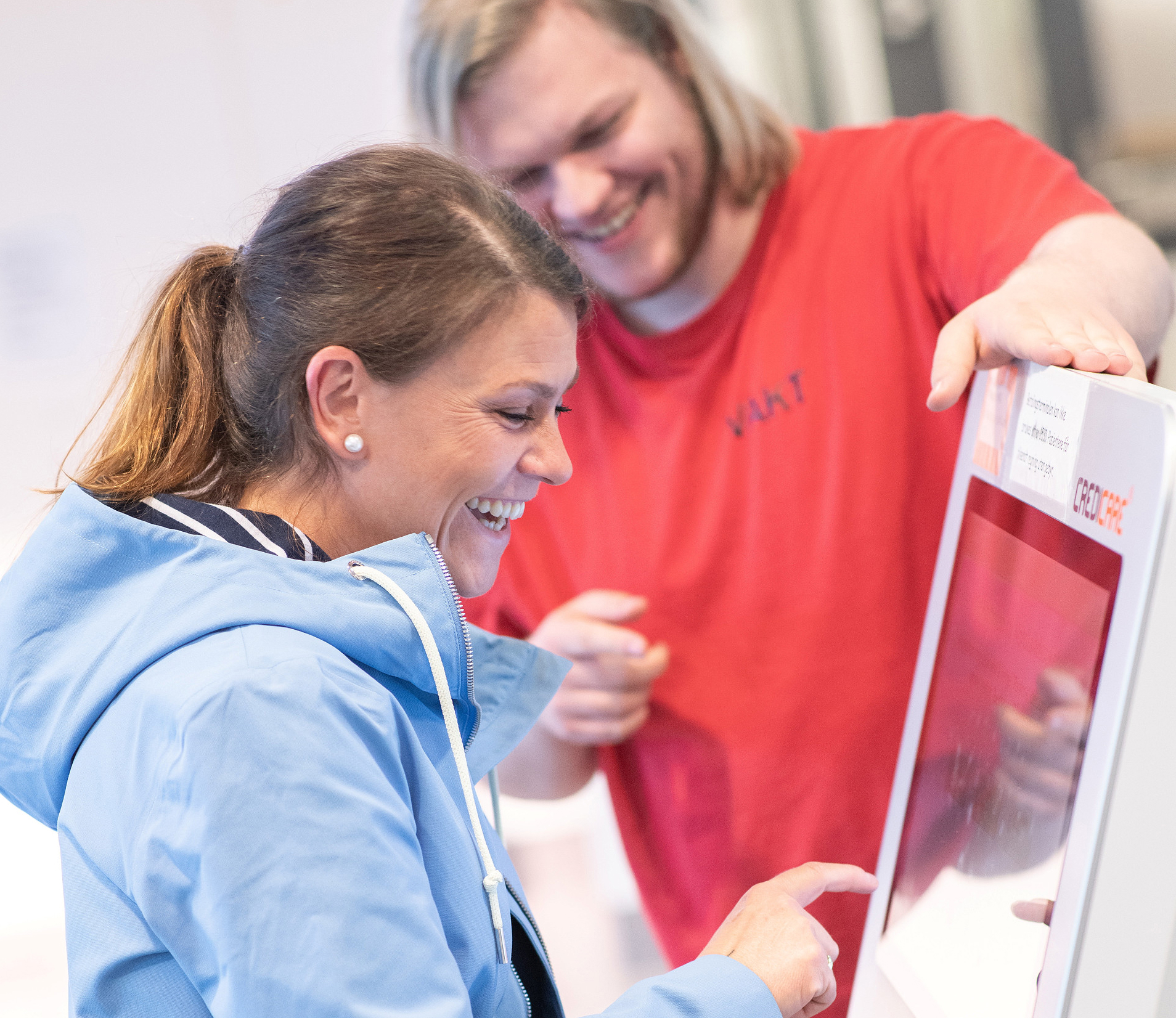 En mann og en kvinne som ser på et bilde på en vegg