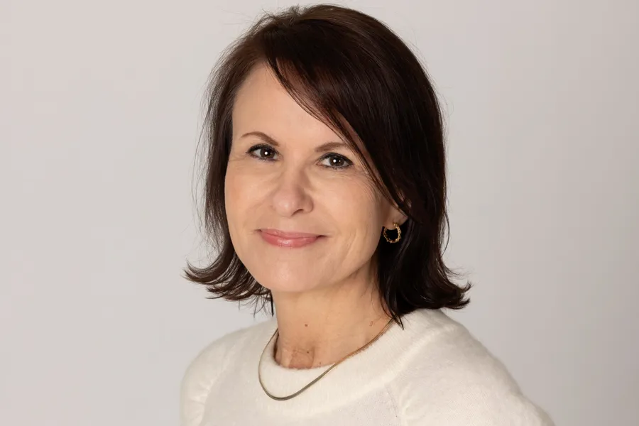 Portrettbilde av dame som smiler