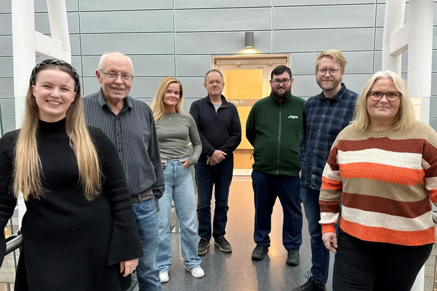 En gruppe mennesker som poserer for et bilde