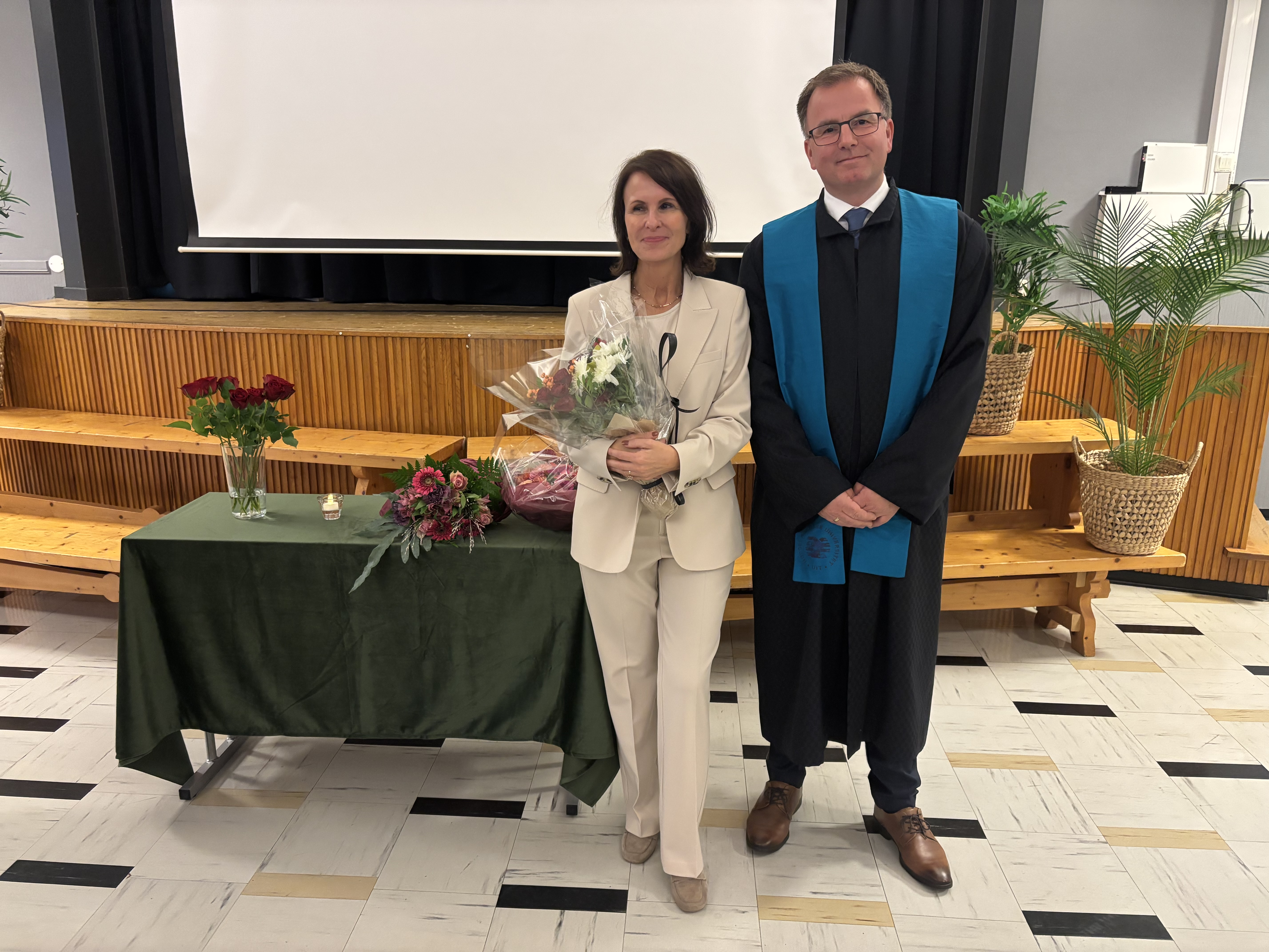 Mann og dame som står oppstilt og smiler