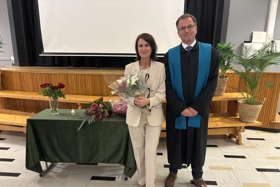 Mann og dame som står oppstilt og smiler