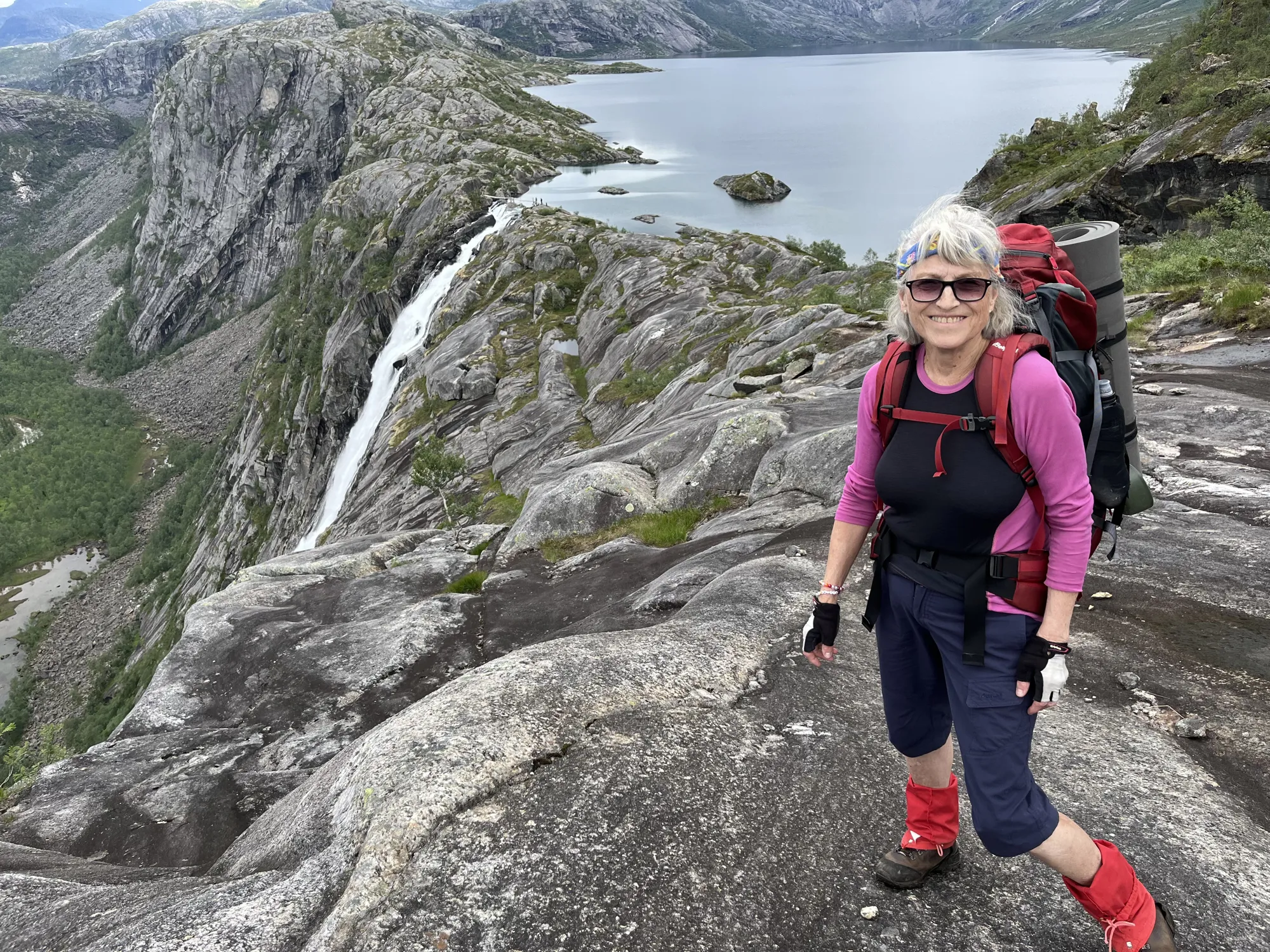 Dame på tur i fjellet