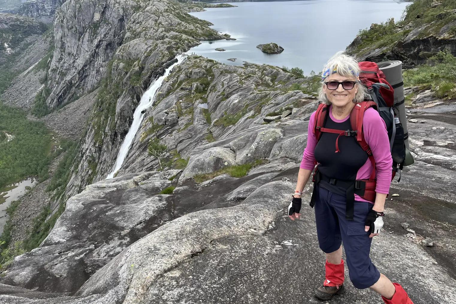 Dame på tur i fjellet