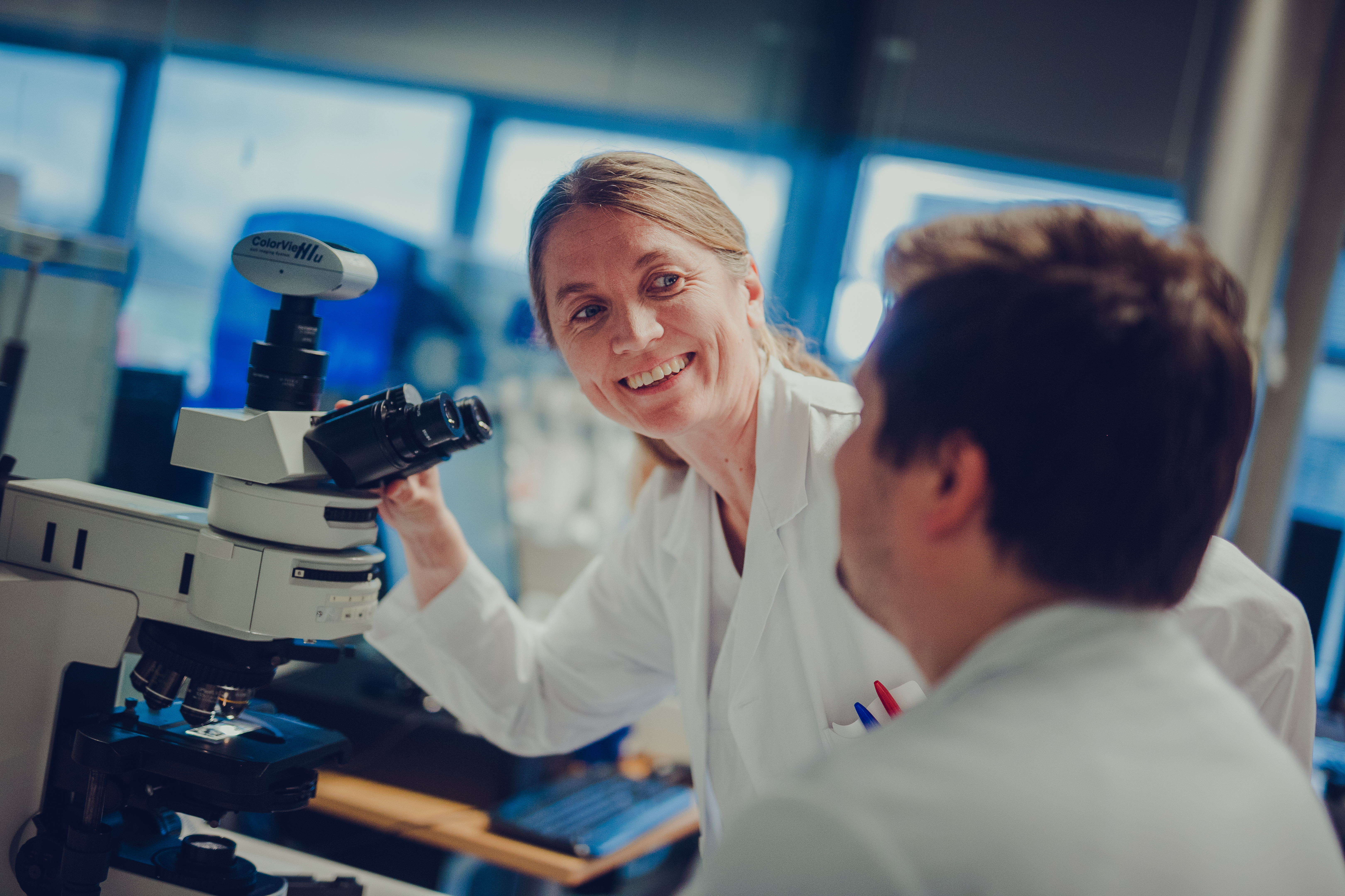 Mann og dame som ser på hverandre