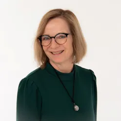 Portrettbilde av dame med briller som smiler