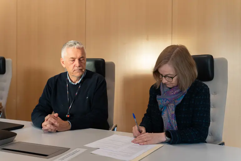Mann og dame som sitter med et bord