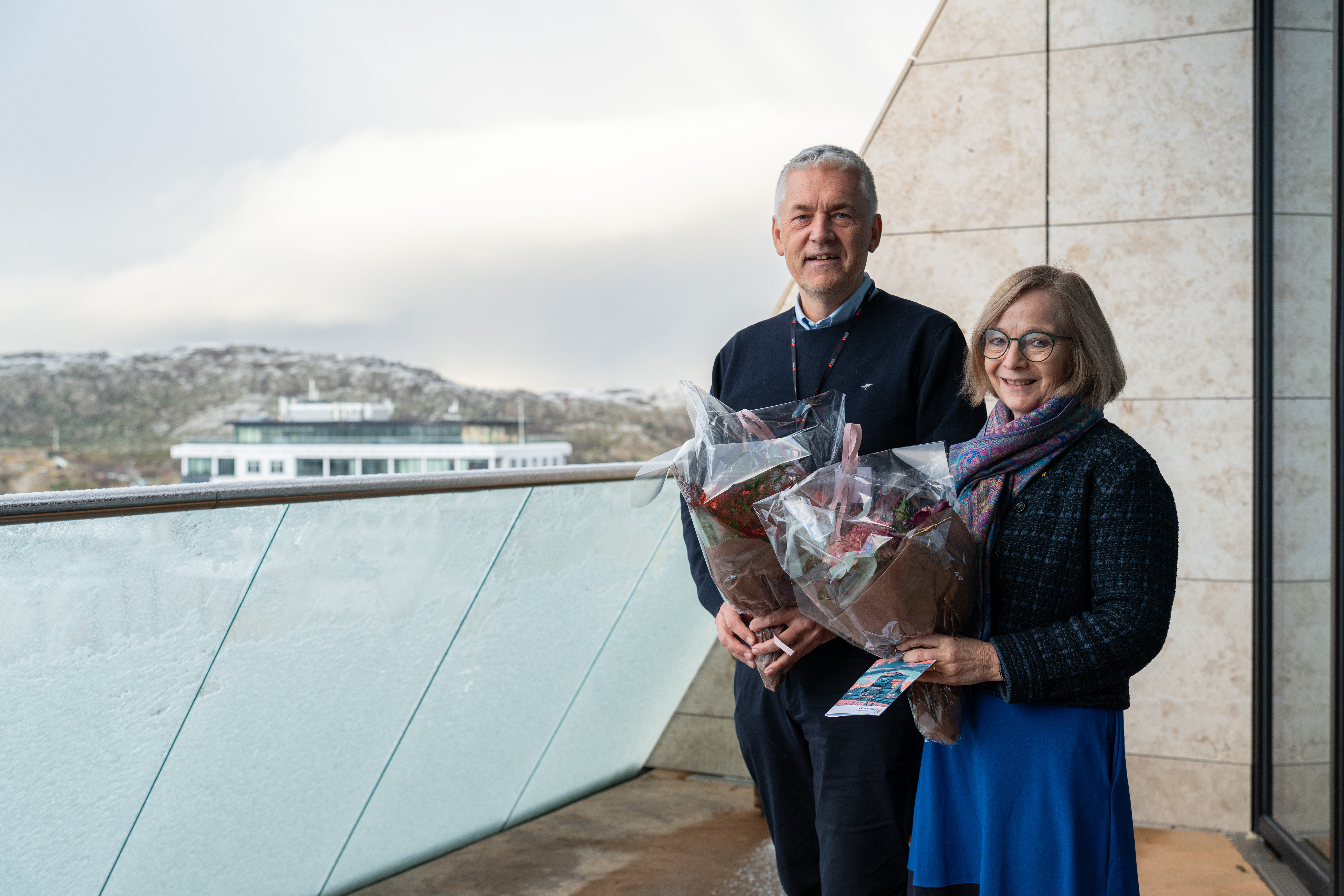 Mann og dame som står ute og smiler