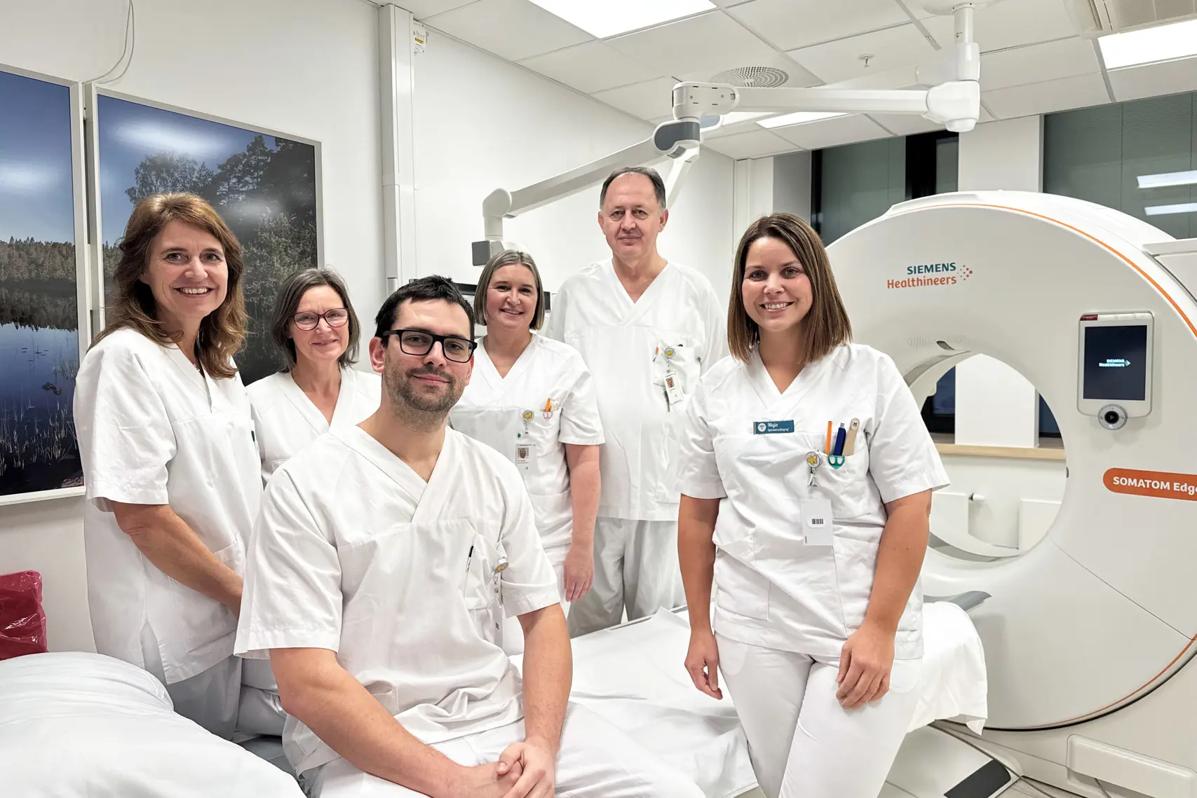 En gruppe mennesker i hvite laboratoriefrakker