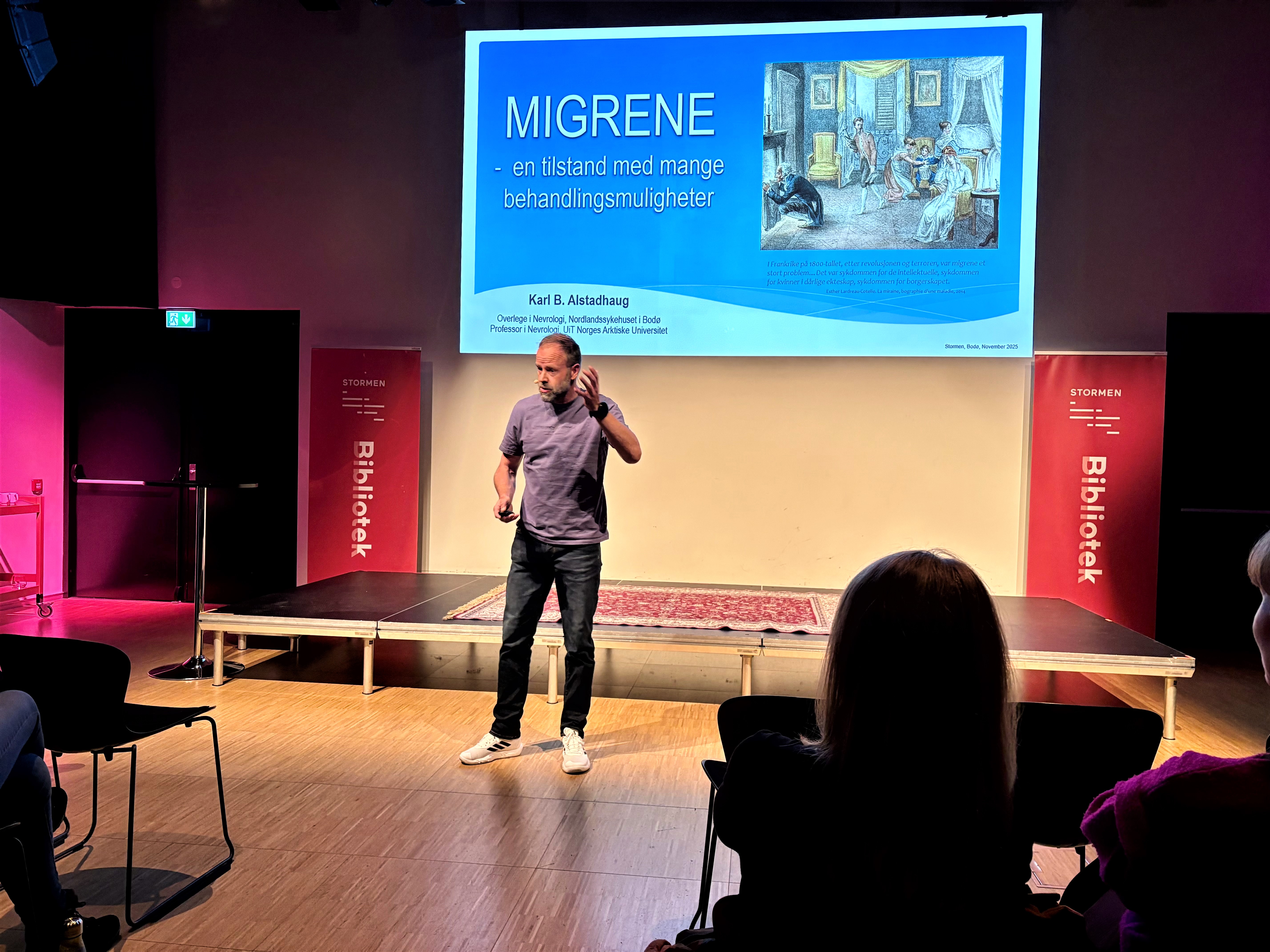 En person som står på en scene