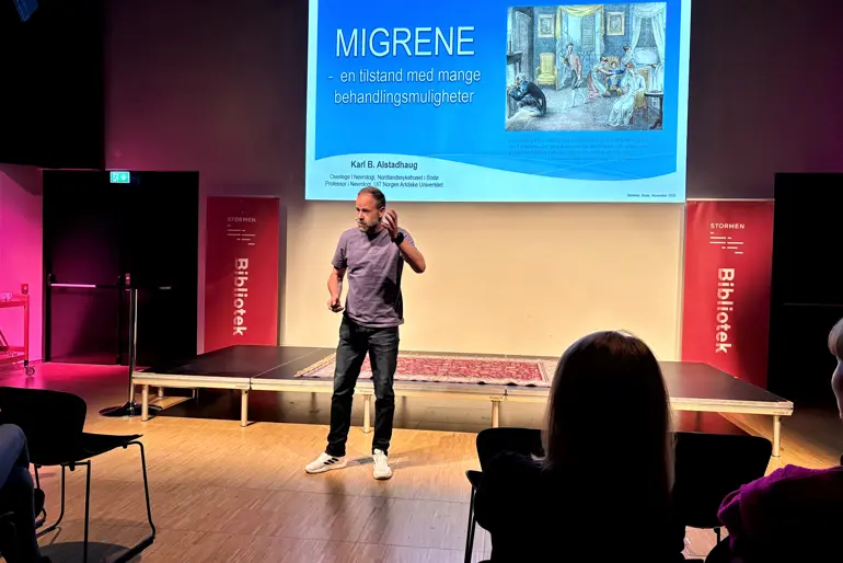 En person som står på en scene