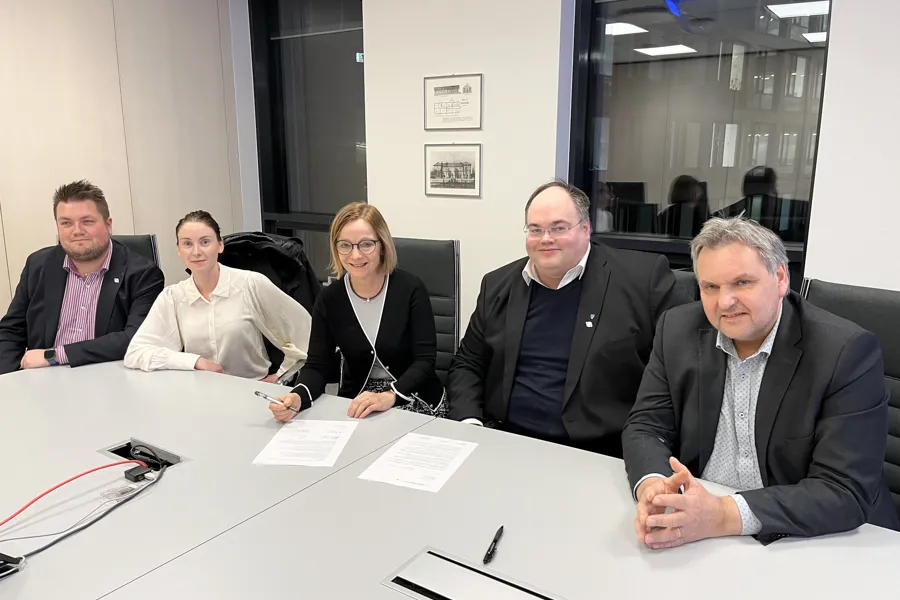 En gruppe mennesker som sitter ved et bord