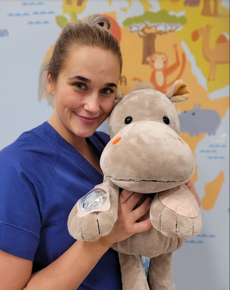 En person som holder et kosedyr