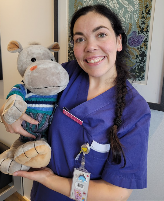 En kvinne som holder et kosedyr