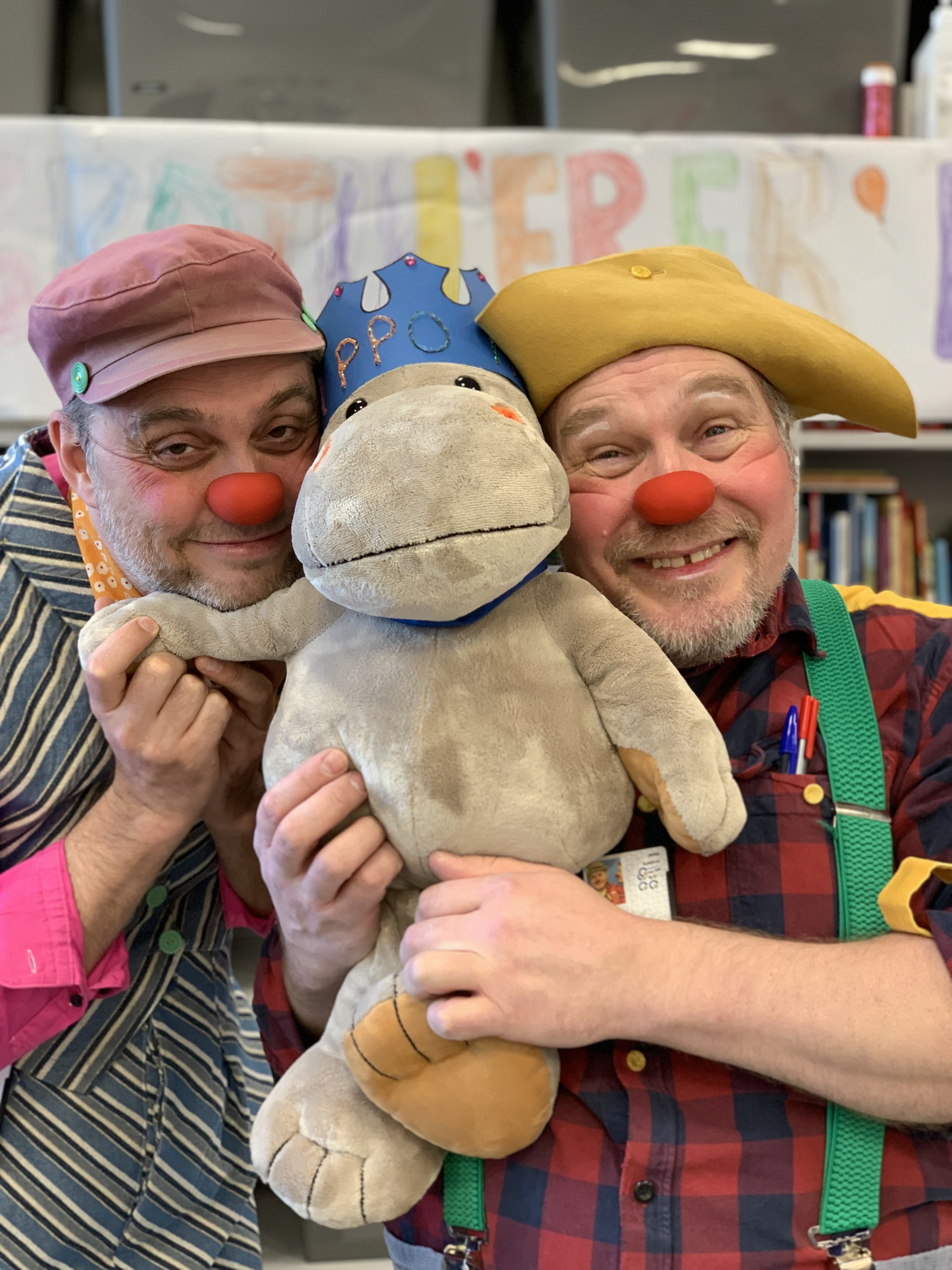 To klovner og en flodhestbamse