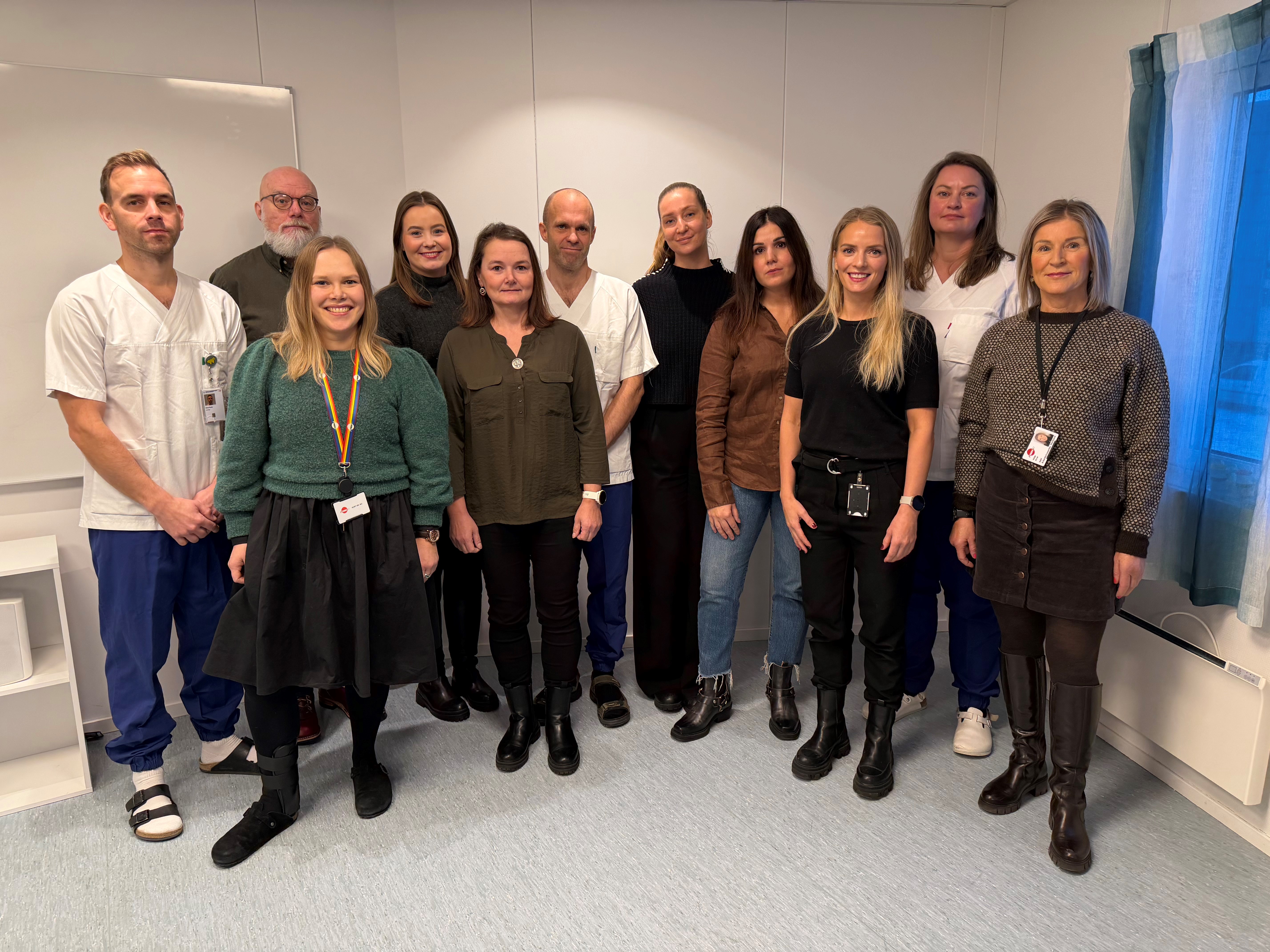 En gruppe mennesker som poserer for et bilde