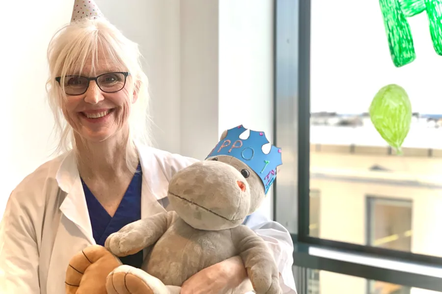 En person som holder et kosedyr