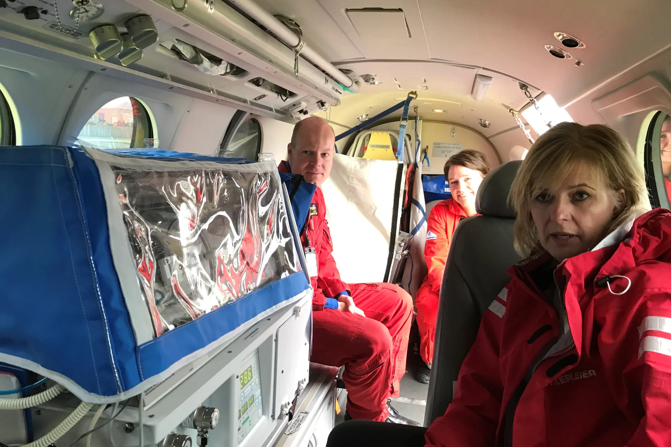 En gruppe mennesker i en cockpit