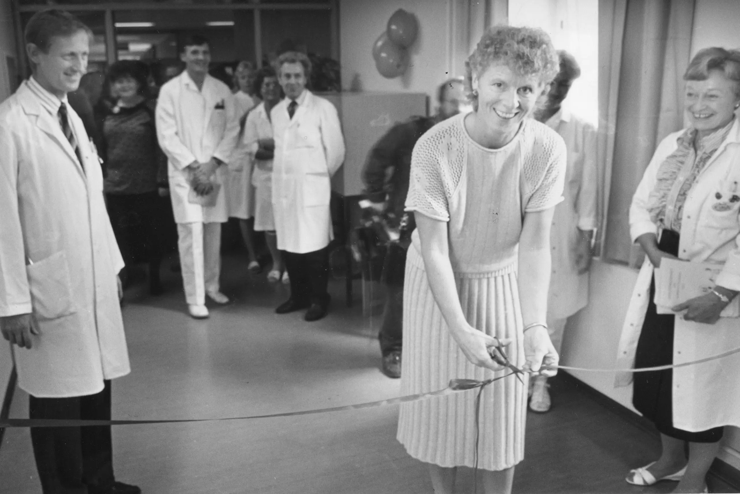 En gruppe mennesker i hvitt