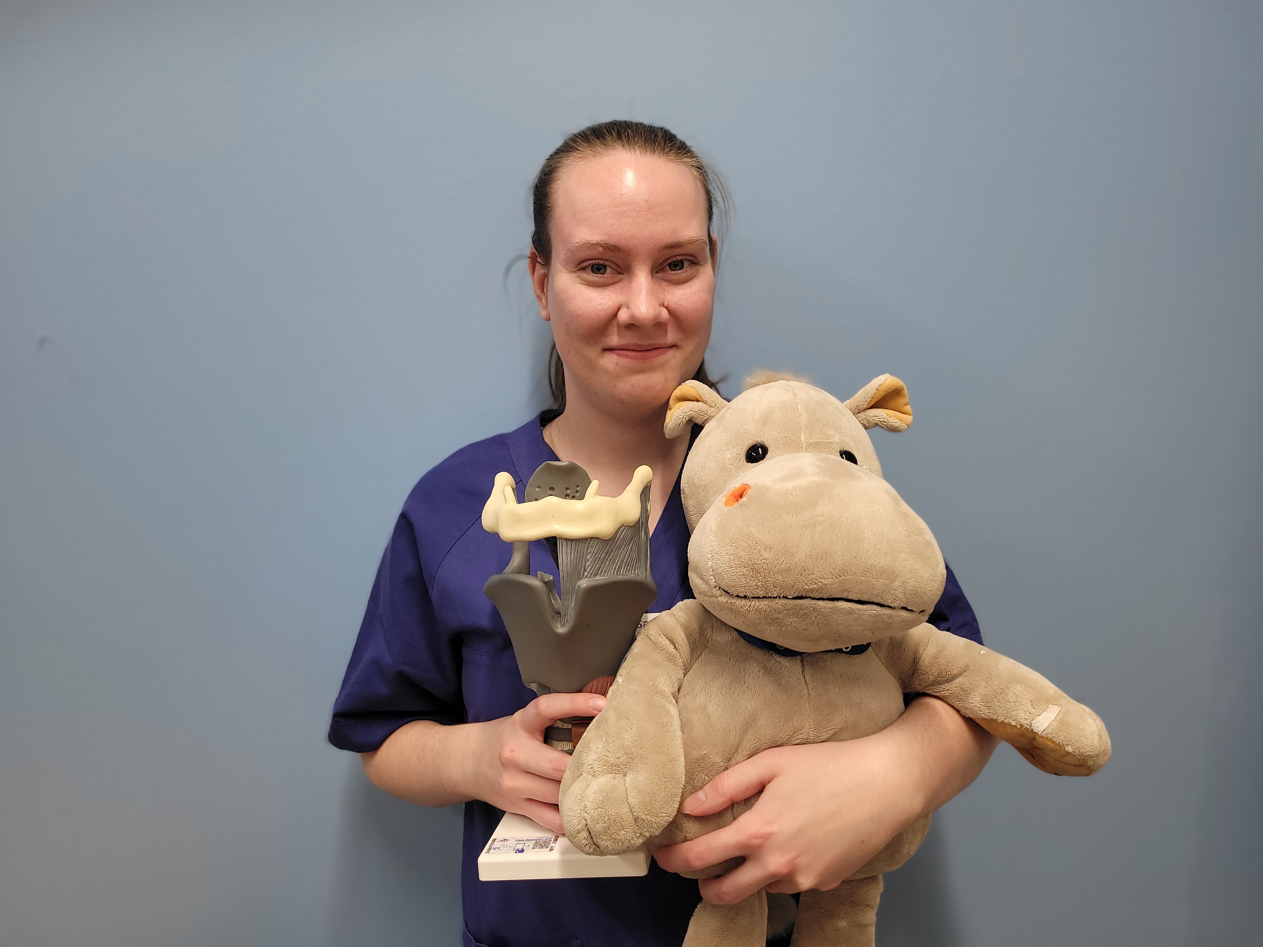 Dame som holder en bamse