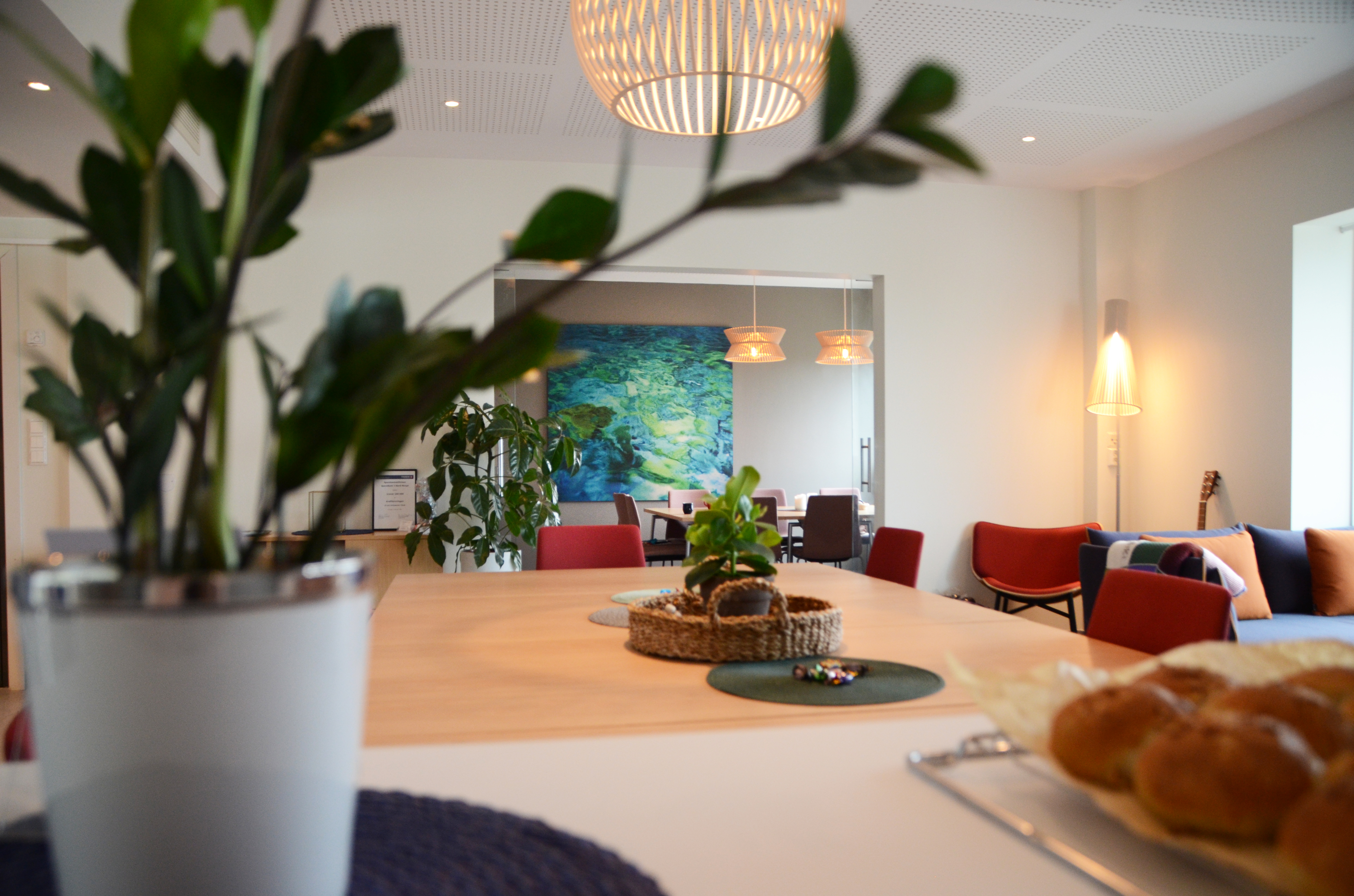 Bord med blomster og boller