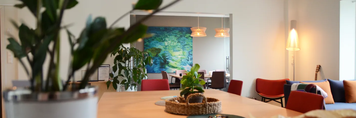 Bord med blomster og boller