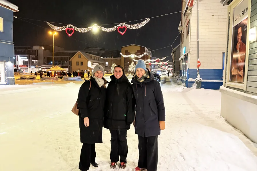 En gruppe mennesker poserer for kameraet i snøen