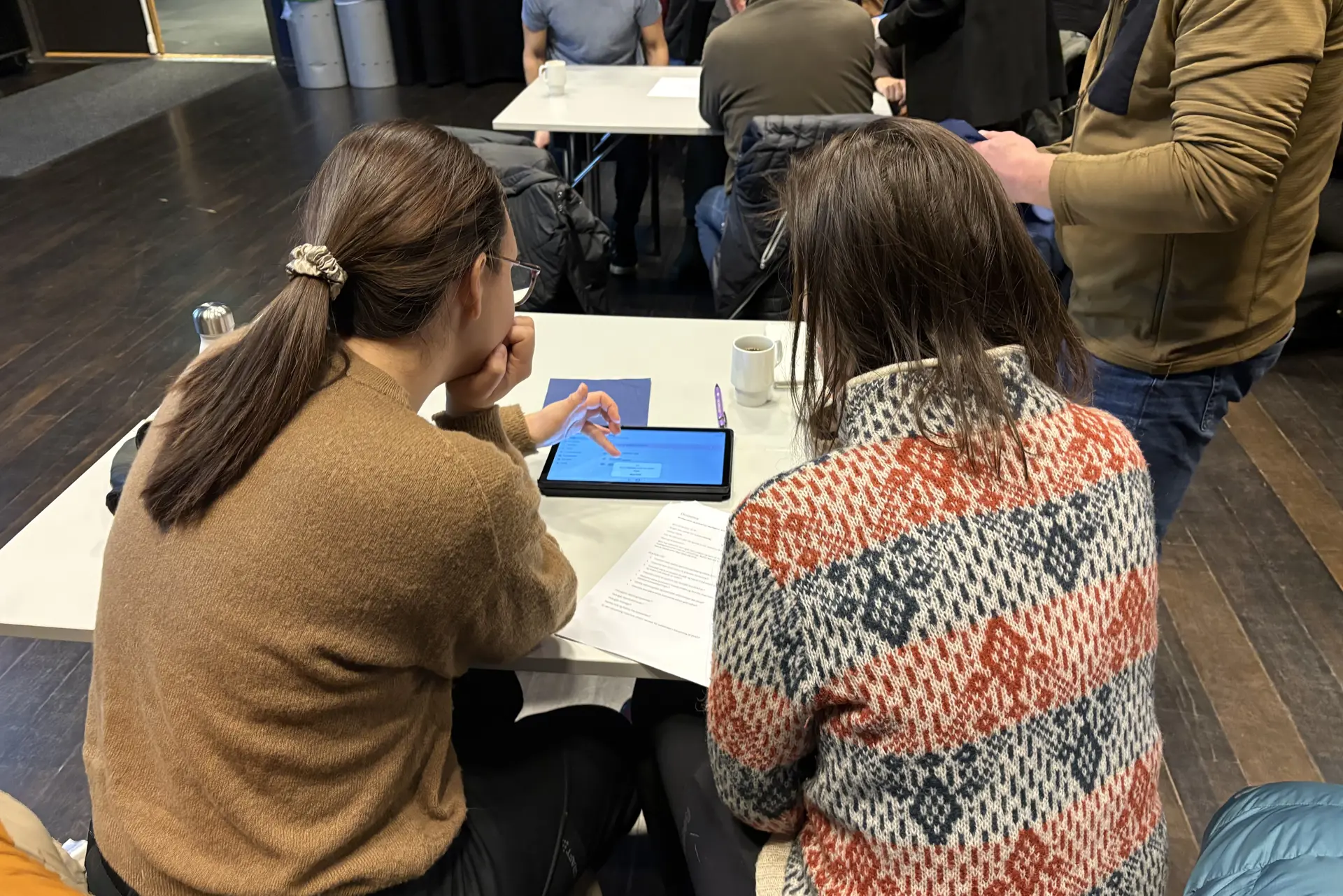 To personer som se på et nettbrett