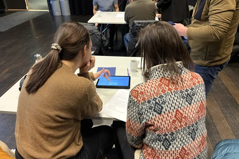 To personer som se på et nettbrett