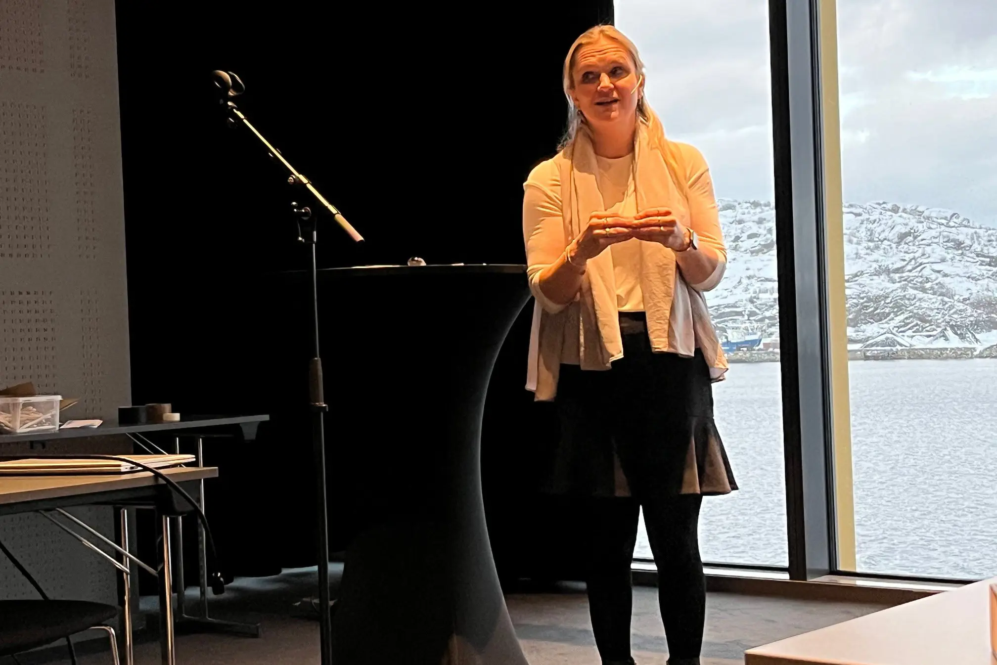 En person som står foran en mikrofon