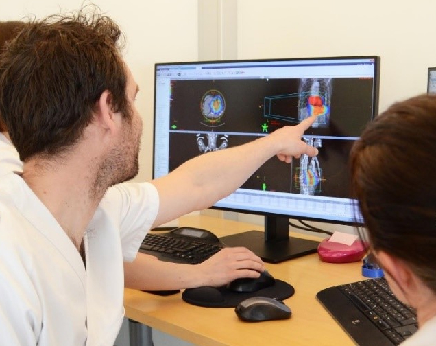 En mann og en kvinne som ser på en dataskjerm