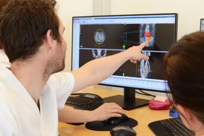 En mann og en kvinne som ser på en dataskjerm