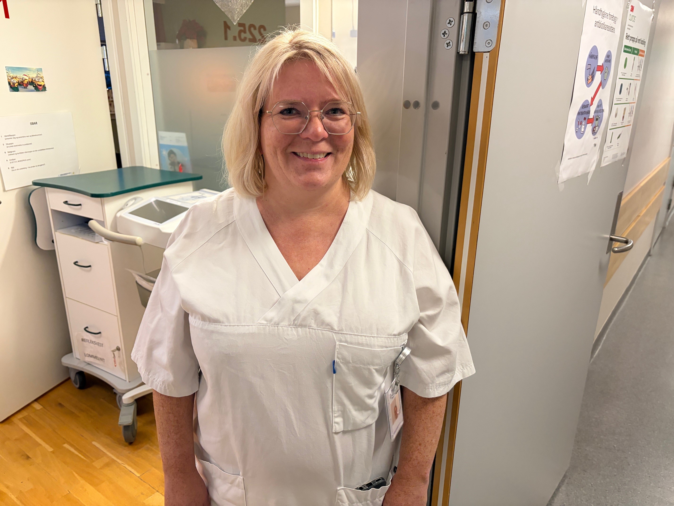 En kvinne med briller