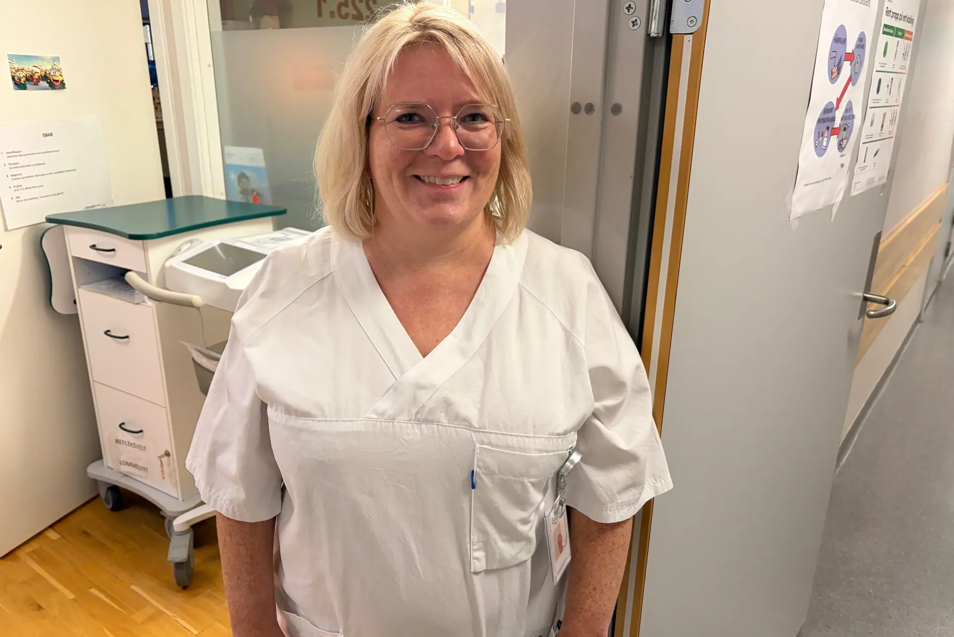 En kvinne med briller