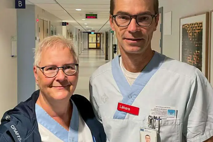 En mann og en kvinne som poserer for et bilde