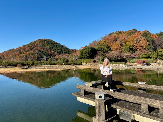 En mann som sitter på en brygge