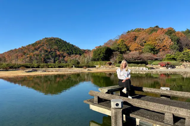 En mann som sitter på en brygge