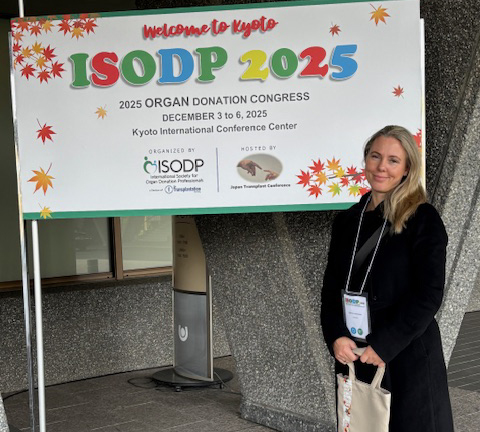 En person som står ved siden av et skilt